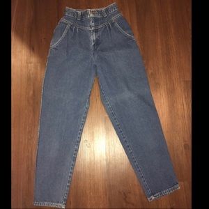 VINTAGE LEVIS PLETED SLIM HIGH WAISTED MOM JEANS